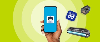 Auf hellgrünem Hintergrund ist mittig eine Hand platziert, die ein Smartphone mit dem Logo der Brother Mobile Connect App in die Höhe streckt. Rechts davon sind Symbole von Tonerkartuschen und Patronen zu sehen. 